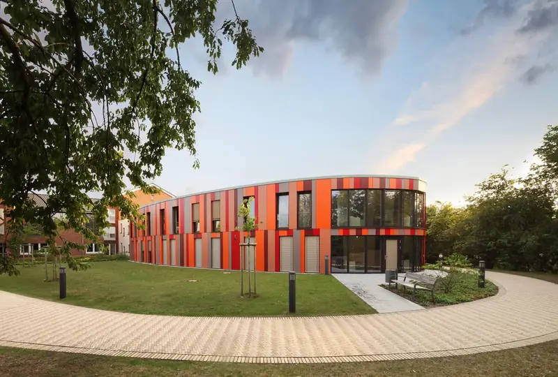 Zgrada s francuskim prozorima i zaštitnim ogradama VariNova